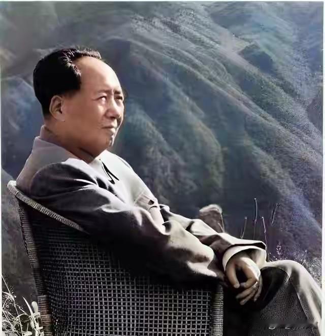 一山远望，一室沉思，
两位伟人怀揣家国远志。
毛主席凭椅眺望万里山河，胸中谋划民