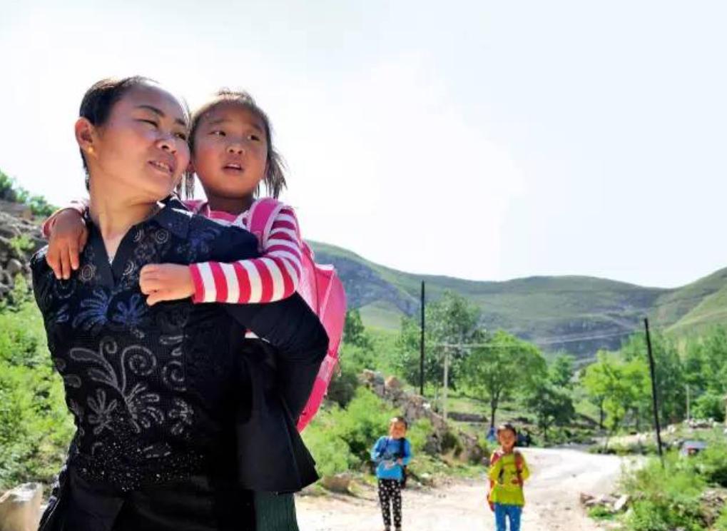 1994年，一名18岁的女孩被人贩子以2700元卖给了一位放羊人，洞房当晚，女孩