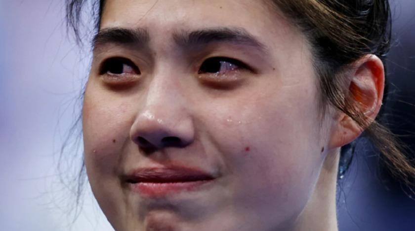 张雨霏在女子100米蝶泳决赛游出56秒44，以0.03秒之差输给队友余依婷。前5