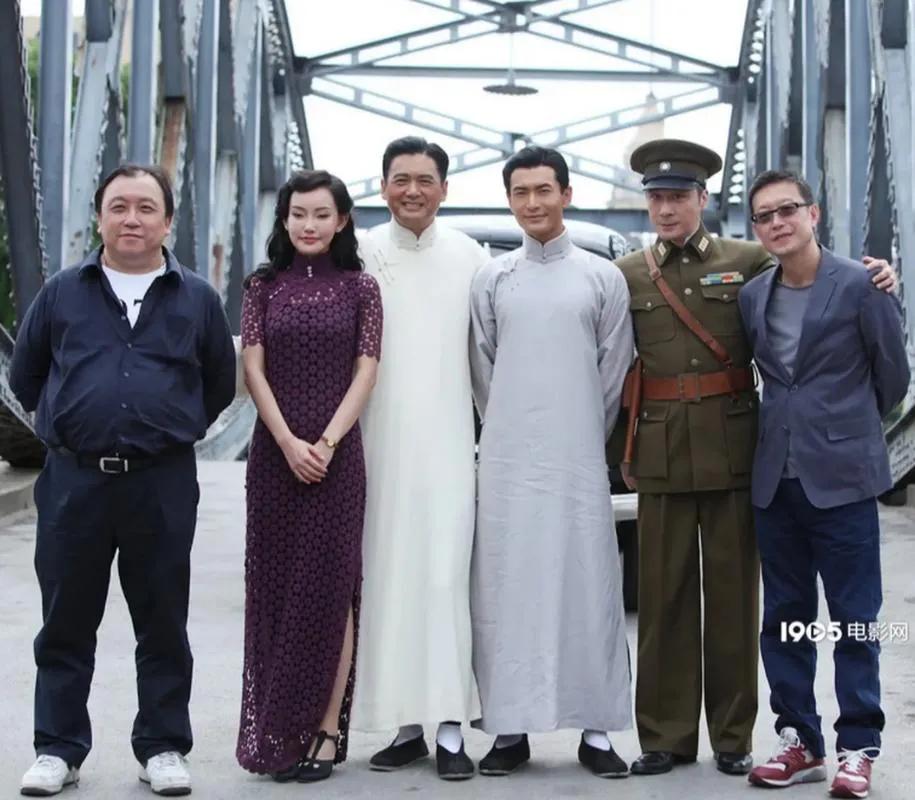 哇哦，两代''许文强''同框了：画面中一眼就认出了雄浑沉健的周润发与疏眉朗目的黄