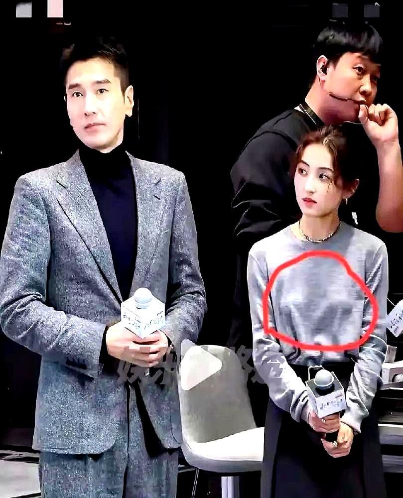 张子枫穿四万二的毛衣，胳出汗渍，网上炸锅。
 
品牌秒下架，造型师直接丢饭碗，连