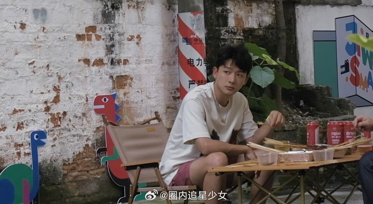 张晚意但愿人长久杀青vlog 张晚意的自然卷终于派上用场了撸串时慵懒松弛的氛围感