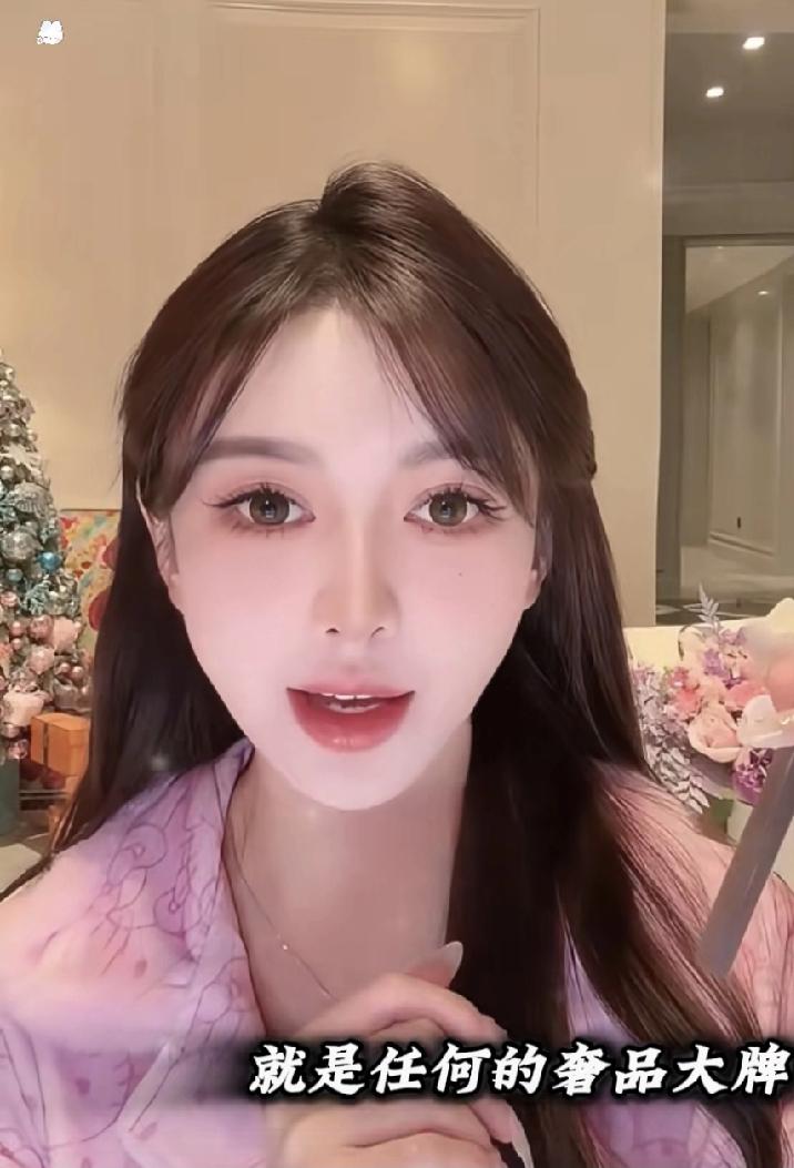 还记得吃蛋糕被全网模仿的叶珂吗？
生下了一个小宝宝后，又卷土重来了，卖货卖货。