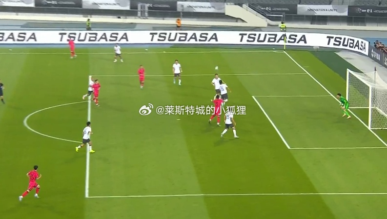 国足vs韩国 比赛第20分钟，韩国队头球再下一城，国足0-2落后韩国 东亚杯 ​