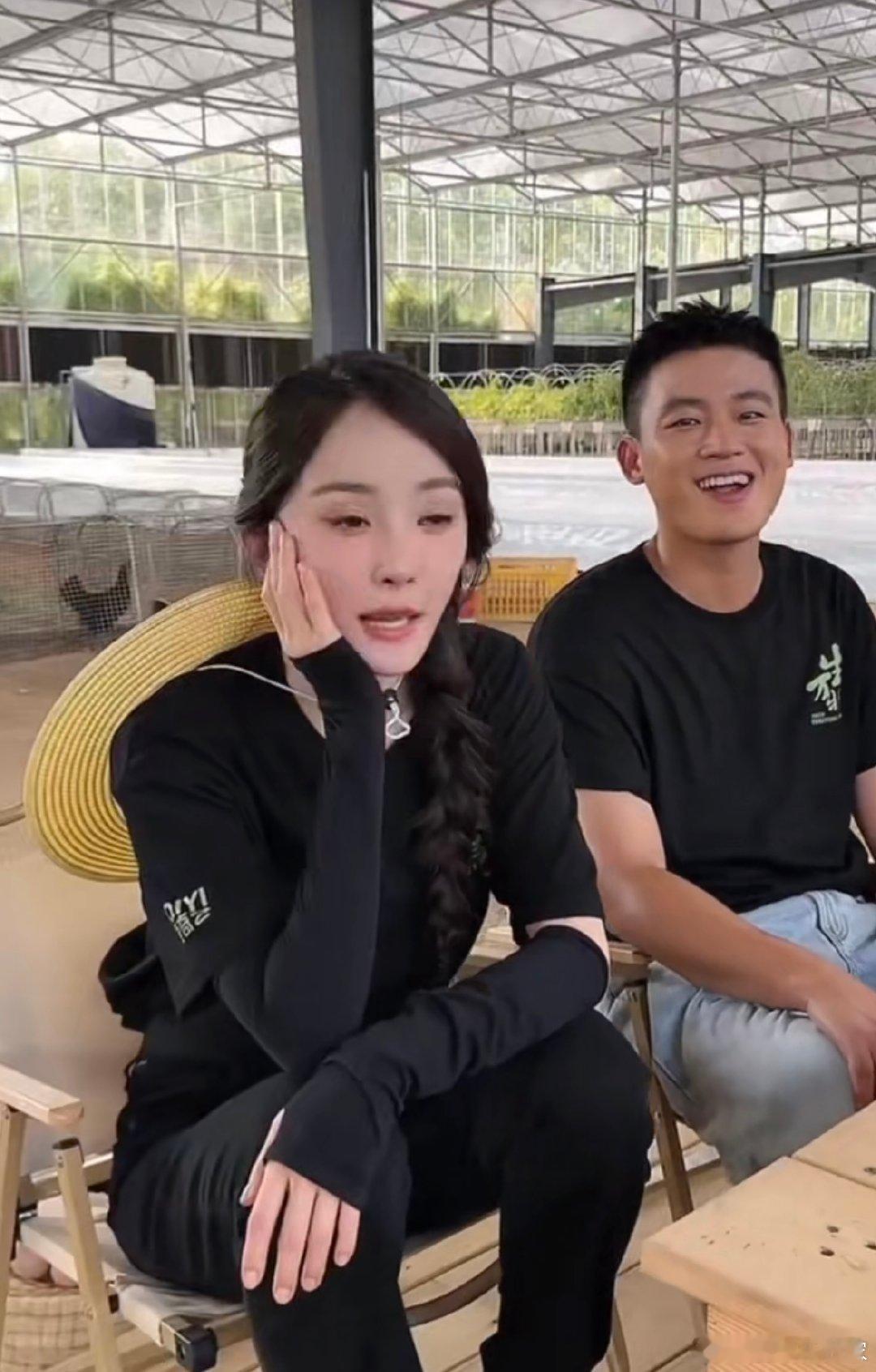 杨幂欧豪老夫老妻即视感 欧豪的踏实感和杨幂的灵动太配了！两人一起走在大棚里，步伐
