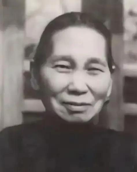 1903年，梁启超与妻子李蕙仙的丫鬟王桂荃圆房后，次日梁启超对王桂荃表示：“我提