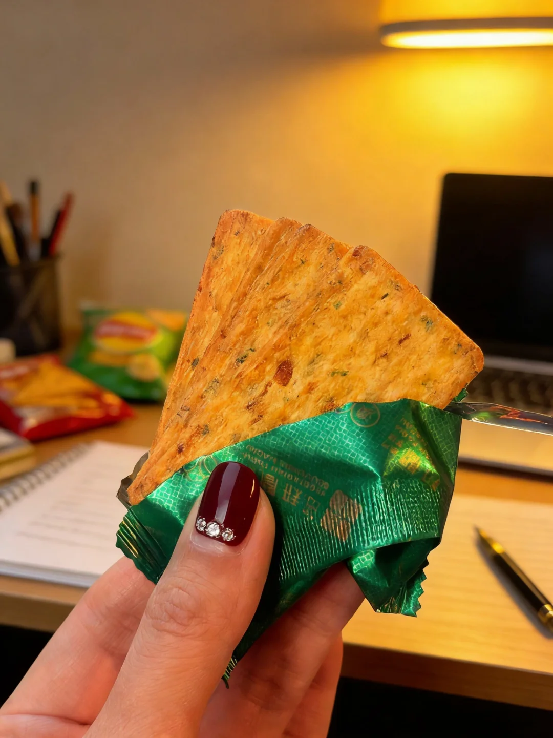 加班时间用咸香薄饼打开新世界 九菇娘薄饼咸香口的菌菇风味，薄脆不油腻...