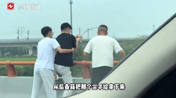 “这就是命啊！”10月1日，江苏溧阳，一小伙本想趁着假期开车出门游玩，结果却被堵