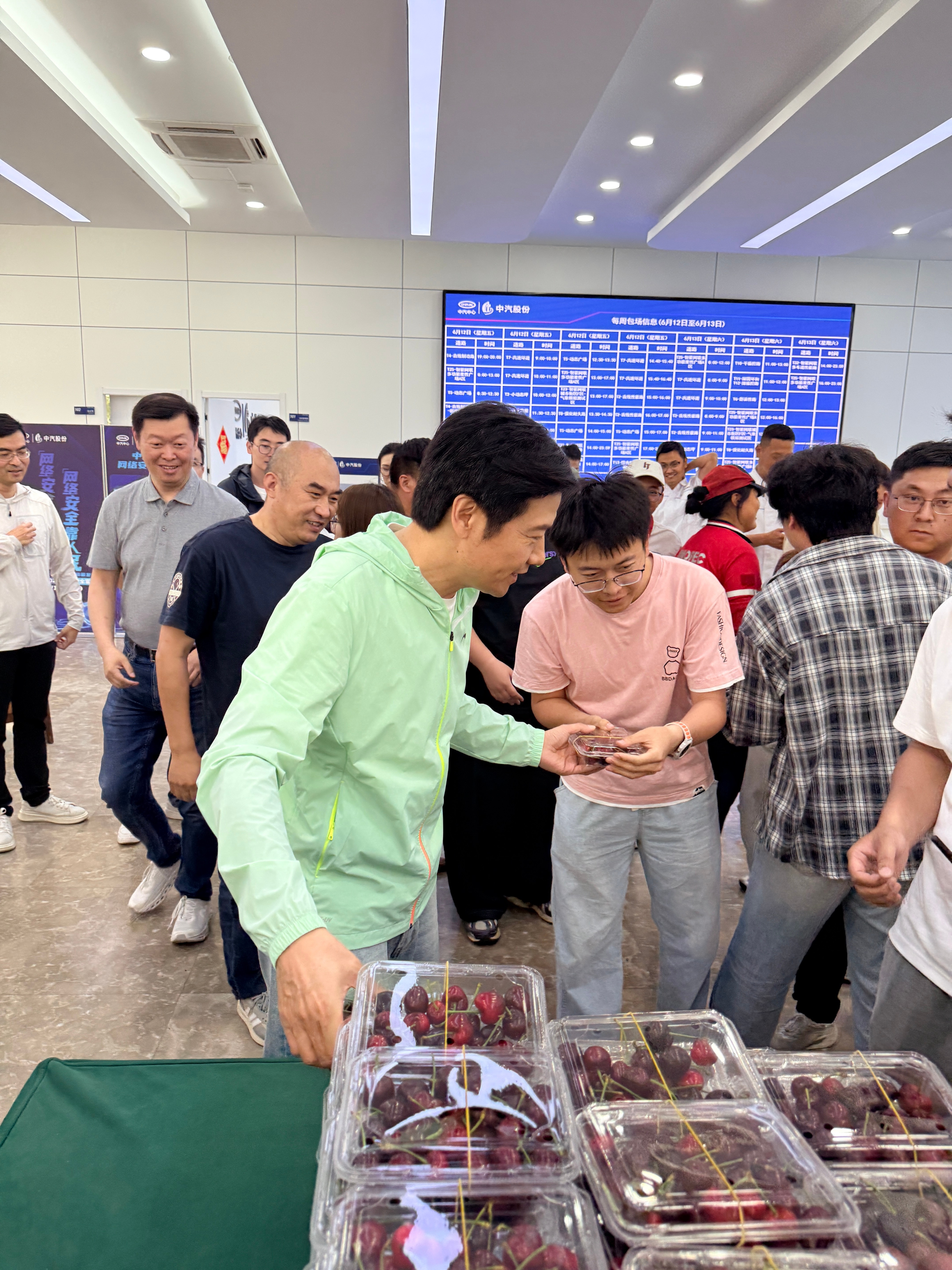 今天雷总去了盐城中汽股份大丰试验场，为第二天小米YU7的极速测试直播做准备。还特