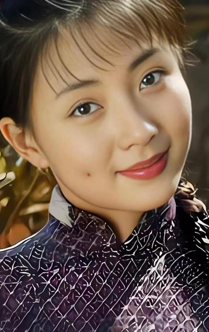 她生于1979年的山城重庆，凭出众外形考入军艺，获封"军校第一校花"。24岁便拥