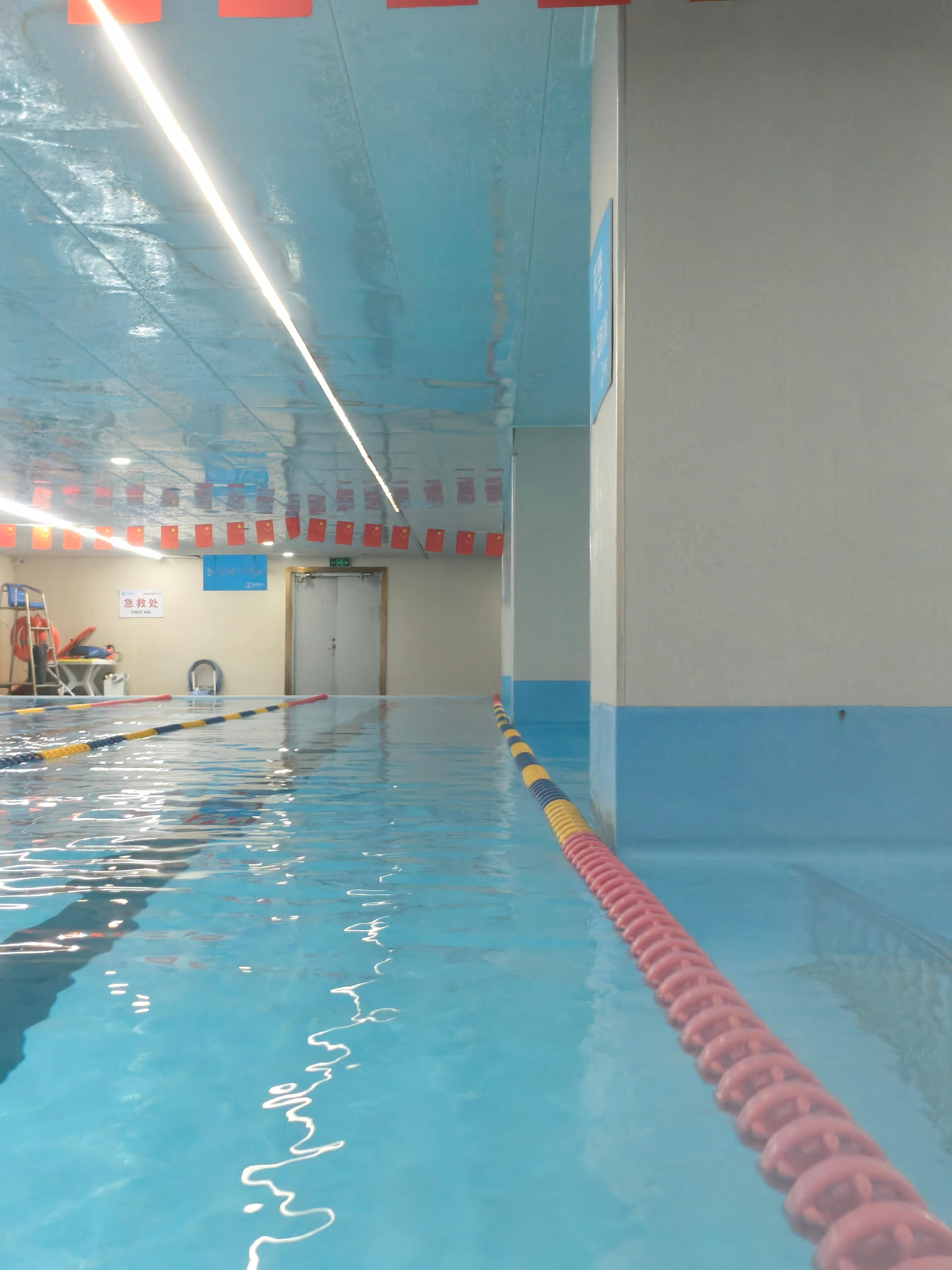 暑假过后，第一次来游泳馆，姿势快忘了都。[允悲] ​​​