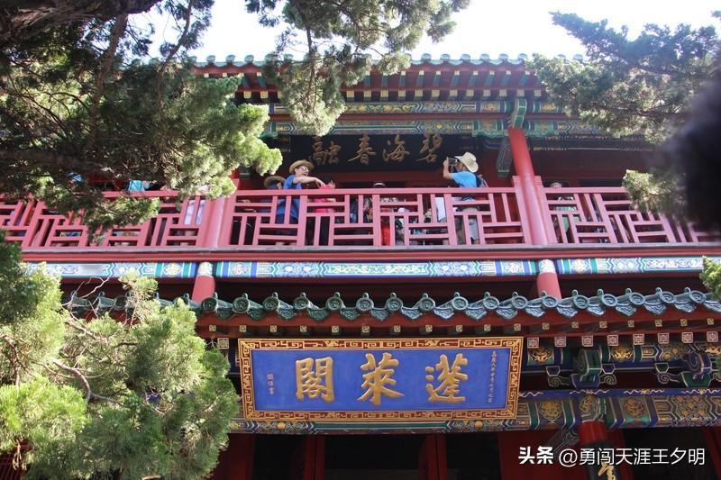 “山海关前观山海”，这上联妙就妙在“山海关”是地名，且倒过来读是“观山海”，要对