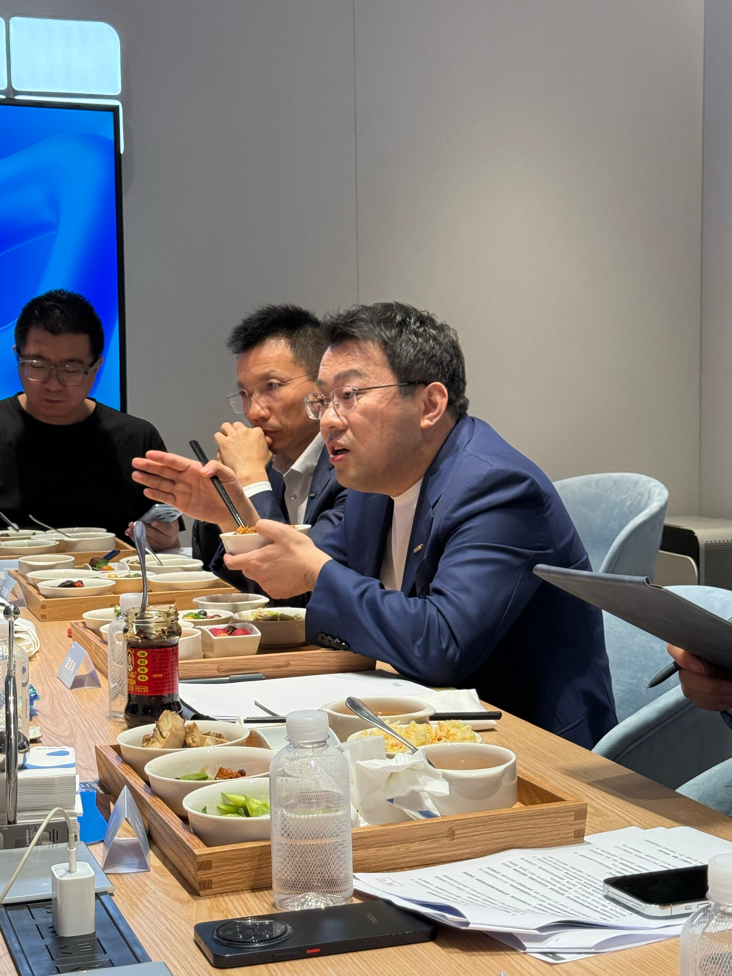今天在银河发布会后的群访上，淦家阅也给了一个和朱江明一样的判断：未来大车和小车的