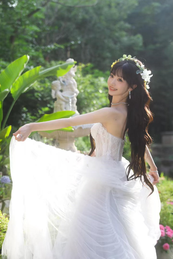 田曦薇你要嫁给我吗 田曦薇穿婚纱的样子真的像从童话里走出来的，后面的蝴蝶结像小猫