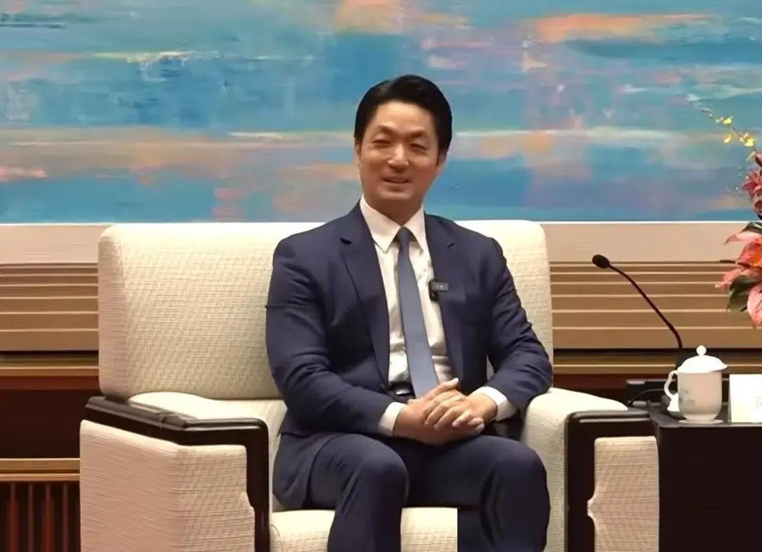一个地方首长如果在连任投票前几个月就不断进入全岛政治议题，未必代表他已经坐稳下一
