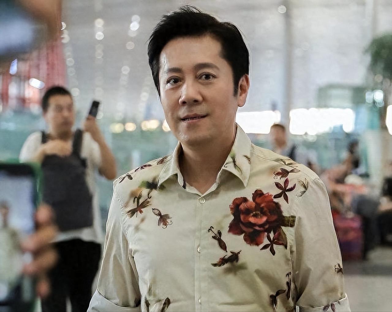他是蔡国庆弟弟，在北京定居没工作，全职照顾父母每月拿2万工资。






娱乐