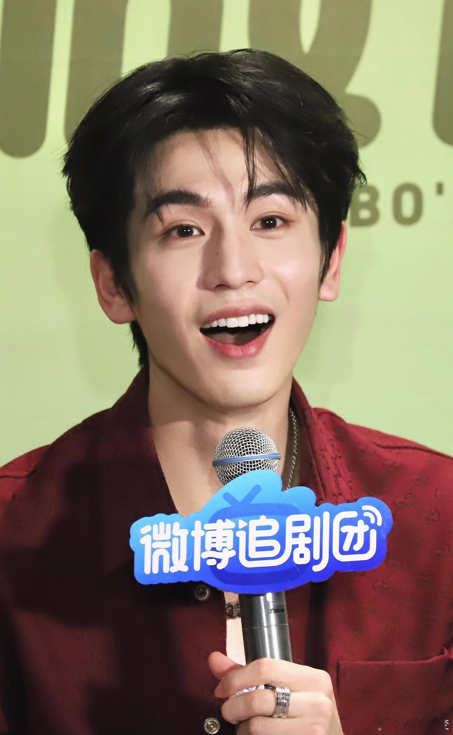 张凌赫[超话]  张凌赫 他连鼻梁上的痣都这么魅 怼脸生图张凌赫｜ ​​​