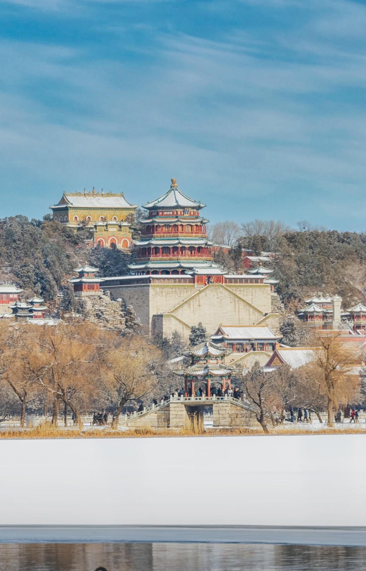 原来游客说雪后颐和园像水墨画的时候， 工作人员就站在旁边扫雪， 终于知道为什么这