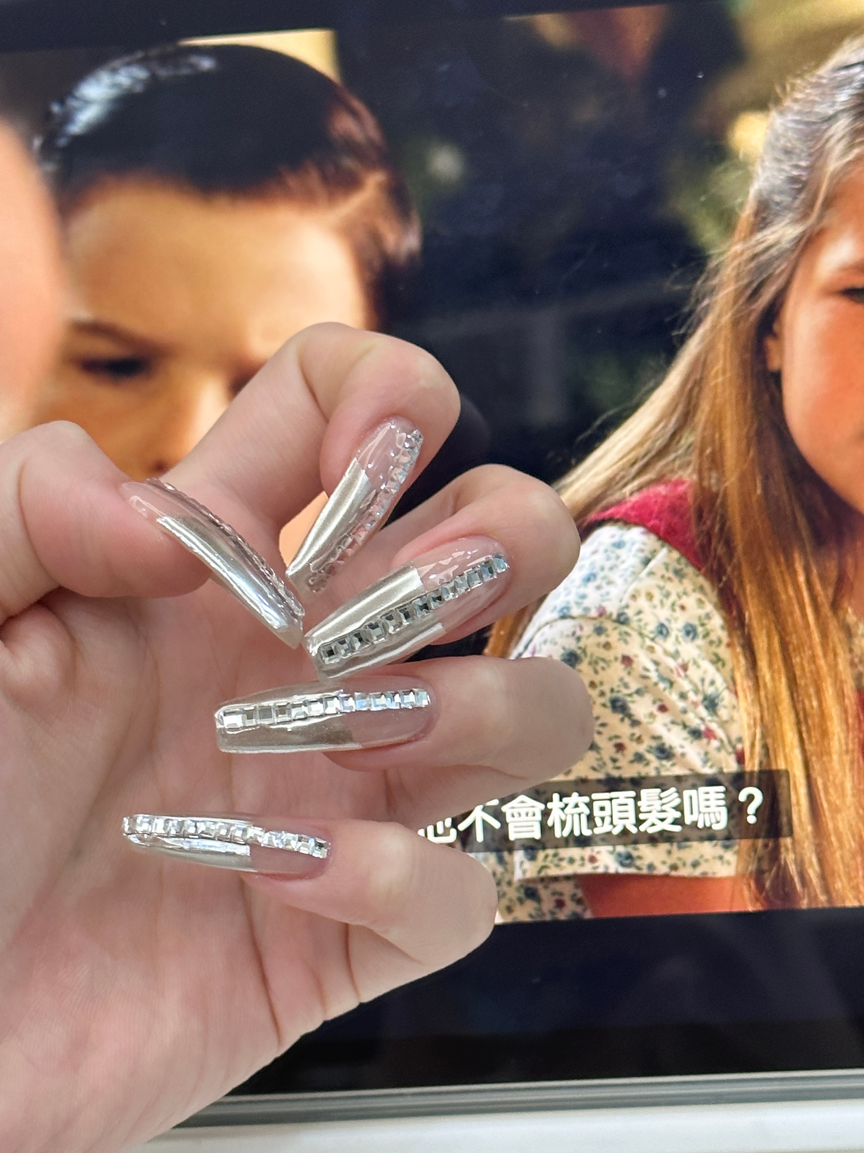 美甲师没有我的钻 我自己买钻买大了 差强人意啊 老婆们  下次吧 ​​​