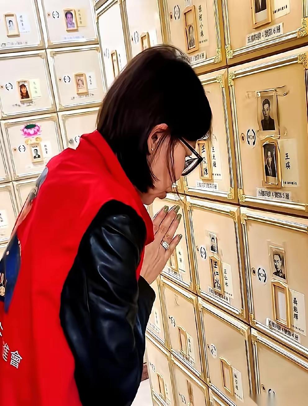 一拜越海峡
两岸共此心
 
在台北某座纳骨塔前，当胡敏珍——国军名将胡琏的亲孙女