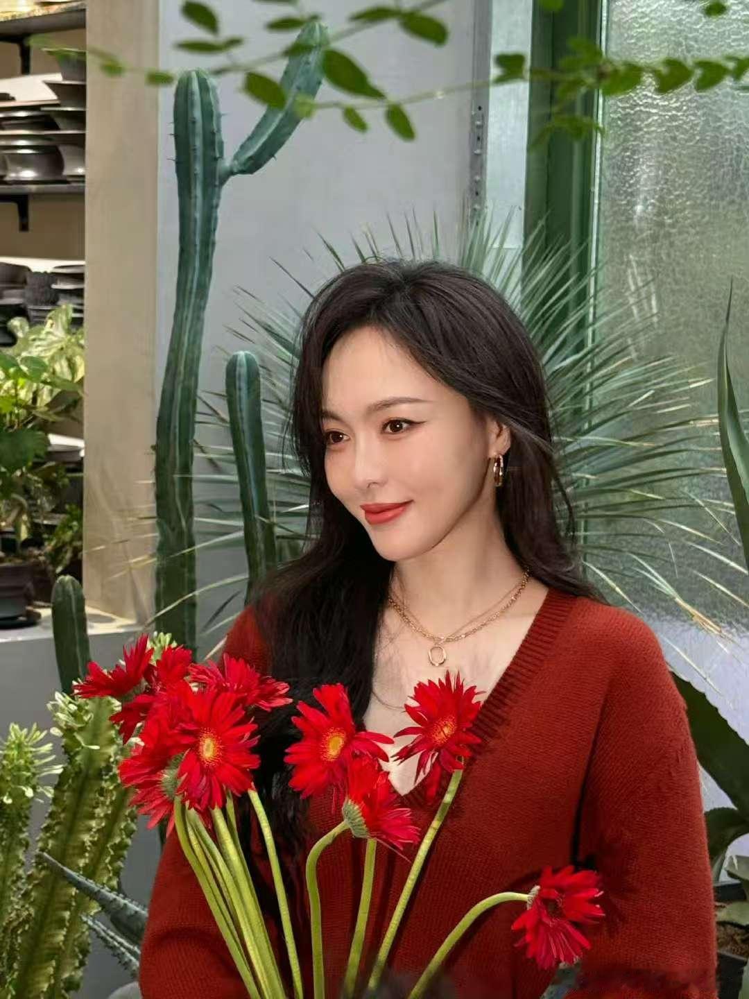 唐嫣出门偶遇秋天唐嫣红裙live 出门偶遇秋天,红裙明艳又温婉！！！[羞嗒嗒] 