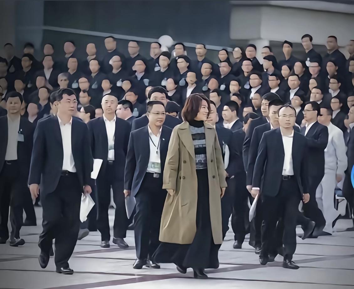 这两幅照片好美啊，一个是董明珠，一个郑丽文！站在男人堆里是那么的美艳动人！这才是