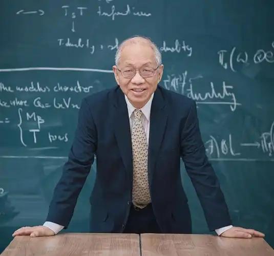美籍数学家丘成桐在清华任教，被问到：“您现在的薪水有多少？”丘成桐回答：“我在中
