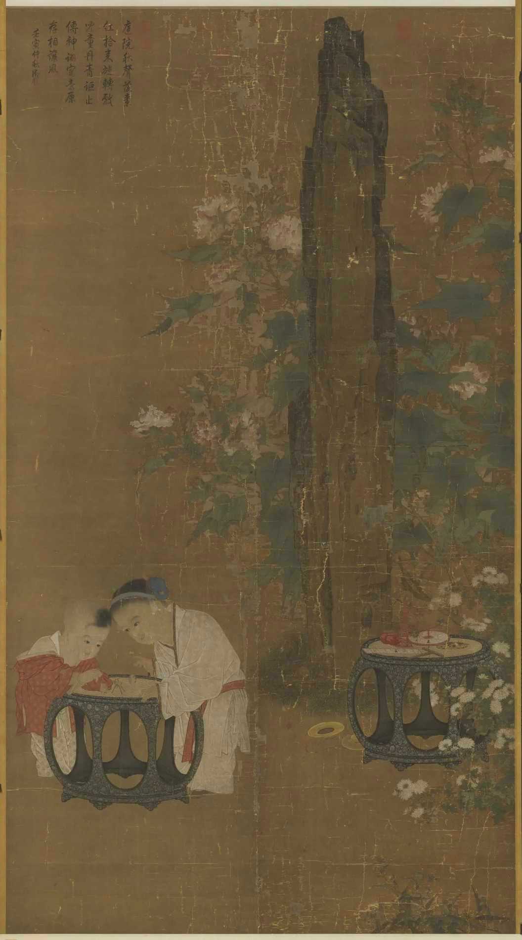 宋 苏汉臣《秋庭戏婴图轴》。图绘两个锦衣孩童在庭院围着黑漆圆凳玩一种推枣磨的游戏