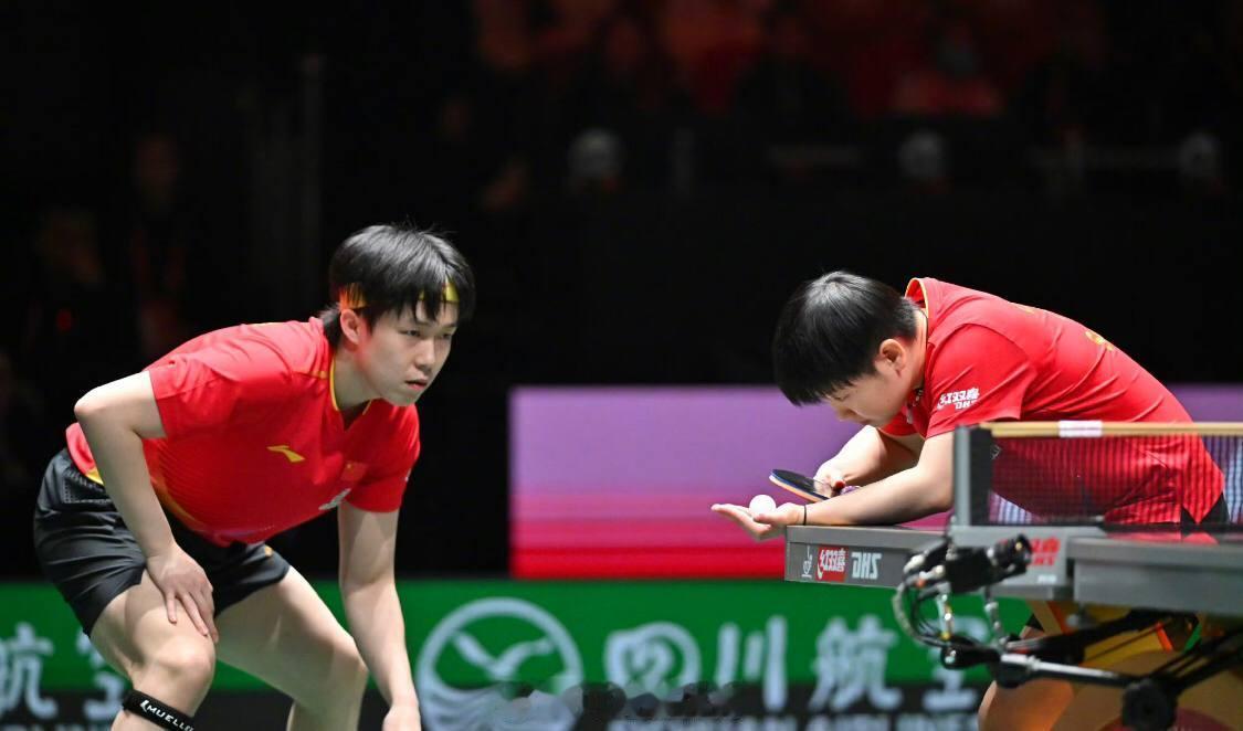 在乒乓球双打赛场，当国乒王牌组合遇上跨国劲旅，每一分的争夺都承载着技术与心理的双