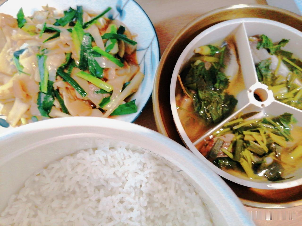 新居第一顿饭，纪念一下。

蒸米饭，笋片炒蒜苗，清蒸小咸鱼。

米饭蒸的还行，菜