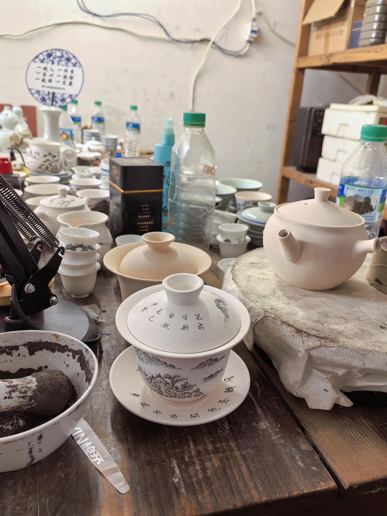 景德镇就是个“镇”
古已有之
昌南也罢，景德也罢
说出来都响当当
企改以前号称十