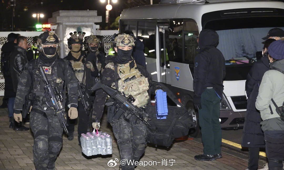 #兵器影像[超话]##韩国总统发布紧急戒严令# 为防执行任务时口渴，707特战队