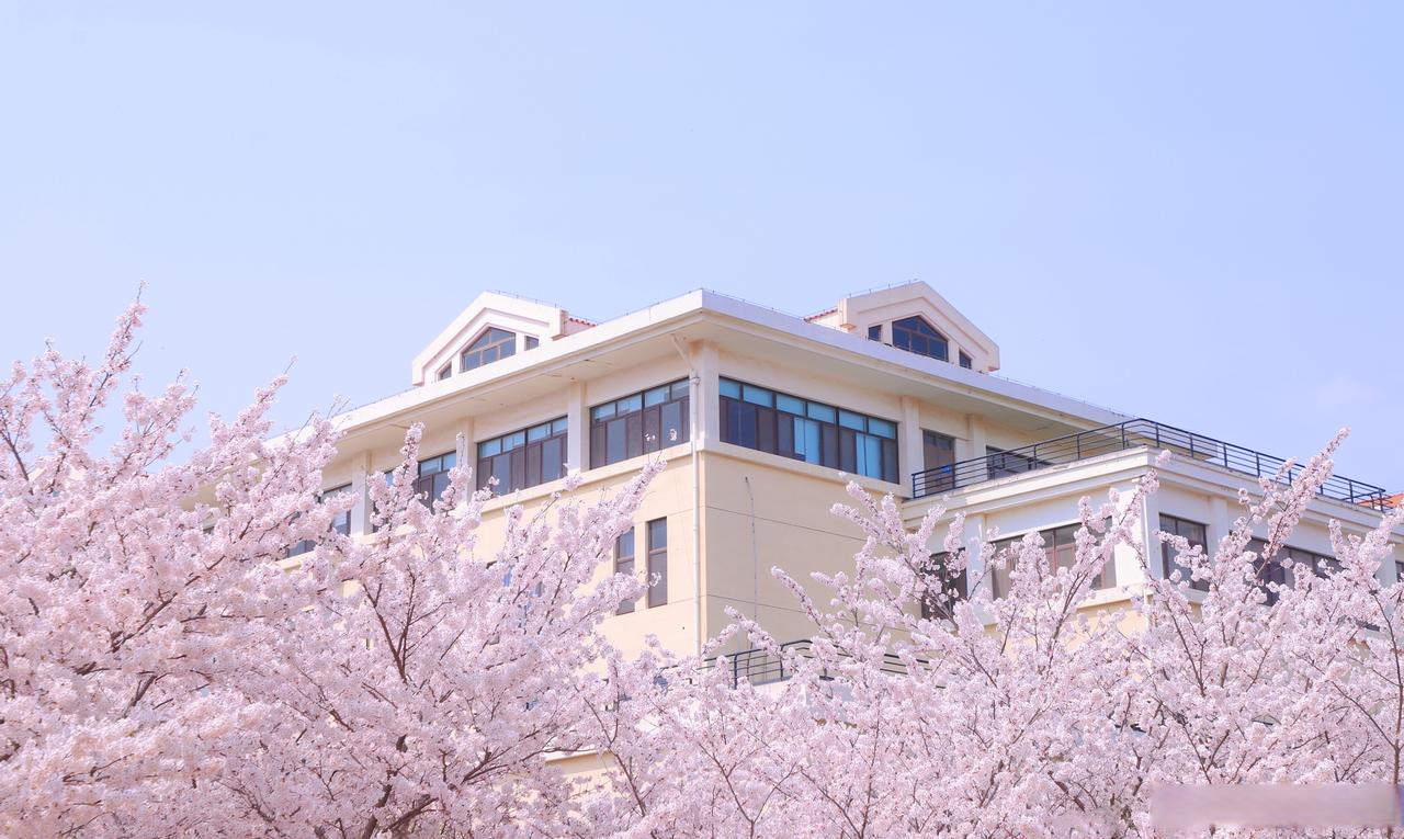 八关山下弦歌悠悠，五子顶上书声朗朗；
百载征程春秋更替，薪火相传桃李芬芳；
海纳