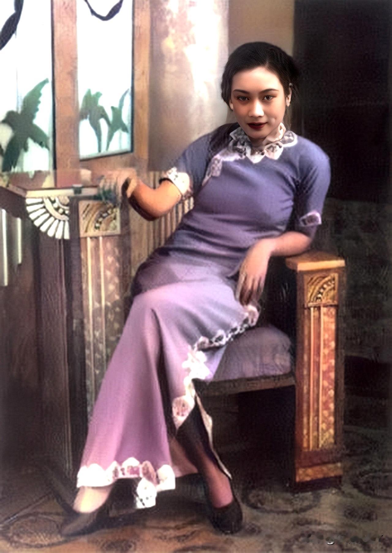 这是胡蝶年轻时在上海的一张珍贵留影，拍摄于一九三三年，时年二十五岁，长相不算惊艳