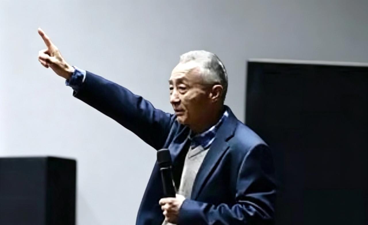 大学课堂上，一女生突然站起来问道：李白一辈子都不工作，到底哪来钱去游山玩水的？戴