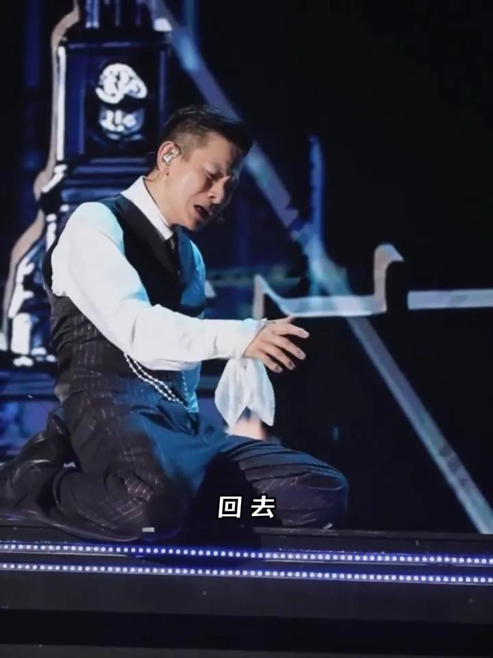 刘德华深圳演唱会意外踩空摔倒，瞬间失去平衡但仍凭敬业精神迅速调整，坚持完成演出。