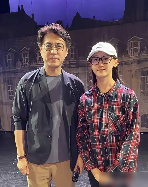 靳东与粉丝合影照
他实在是太接地气了，一点也没有明星架子，反而更加多添几分韵味