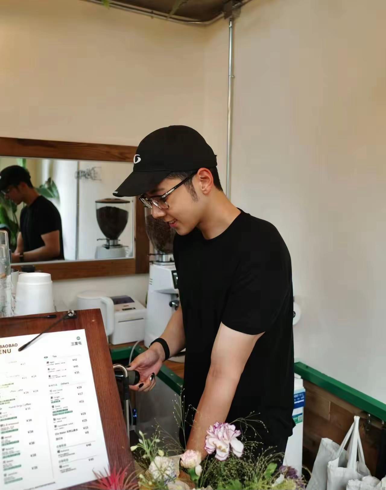 郭涛儿子石头竟然在三里屯一家咖啡店做全职店长？

主持人尼格买提恰好到访门店，两