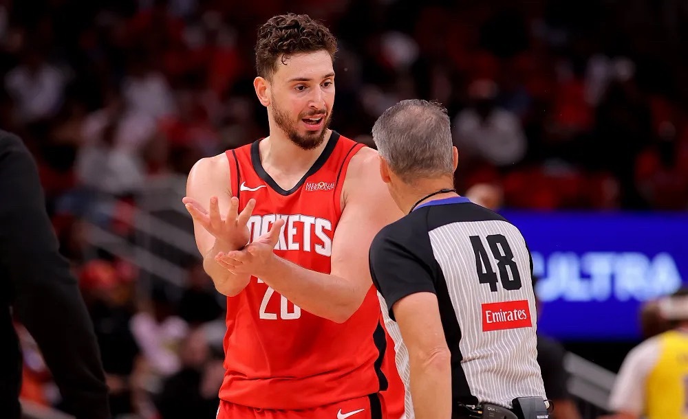 NBA球员匿名投票，本期的话题是“谁是联盟最被高估的球员”，火箭球星申京以12.