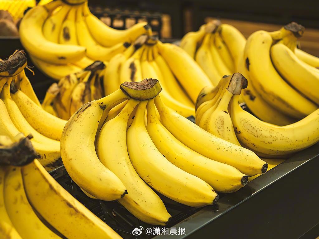 【#老伯每天吃三四根香蕉半月后险丧命#】近日，宁波一老伯因患有高血压多年，前段时
