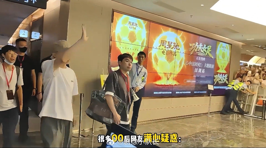 星爷走出香港内地路演之后，才真切发觉从前独自撑伞的日子早已过去，这片土地根本没有