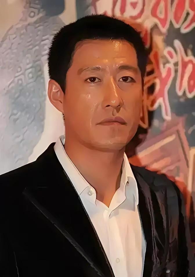 演过无数的铁血硬汉，于震当年的婚姻风波，再提起时仍然充满争议

刷短视频的时候看