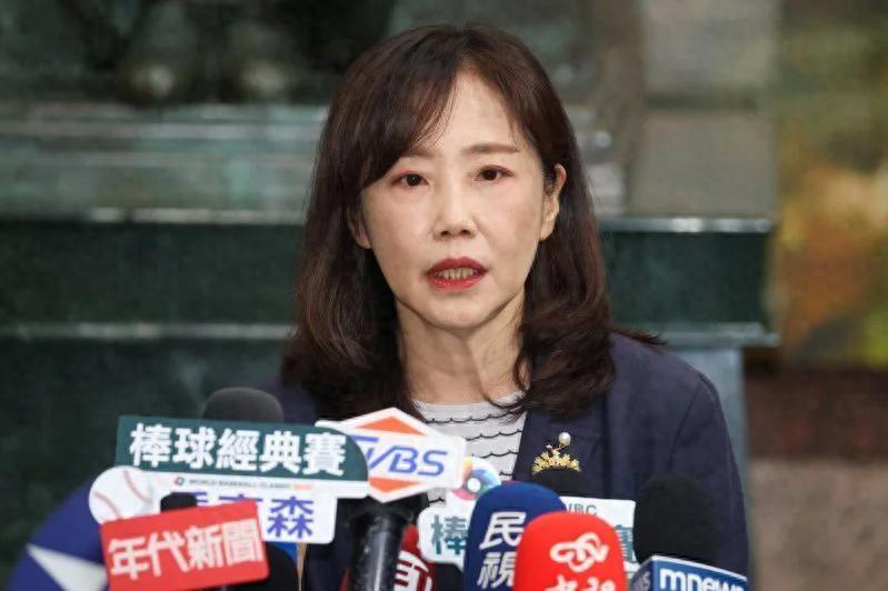 4月15日台岛政坛出了件大事，国民党副主席李干龙的座车，被查出装了追踪器。

这