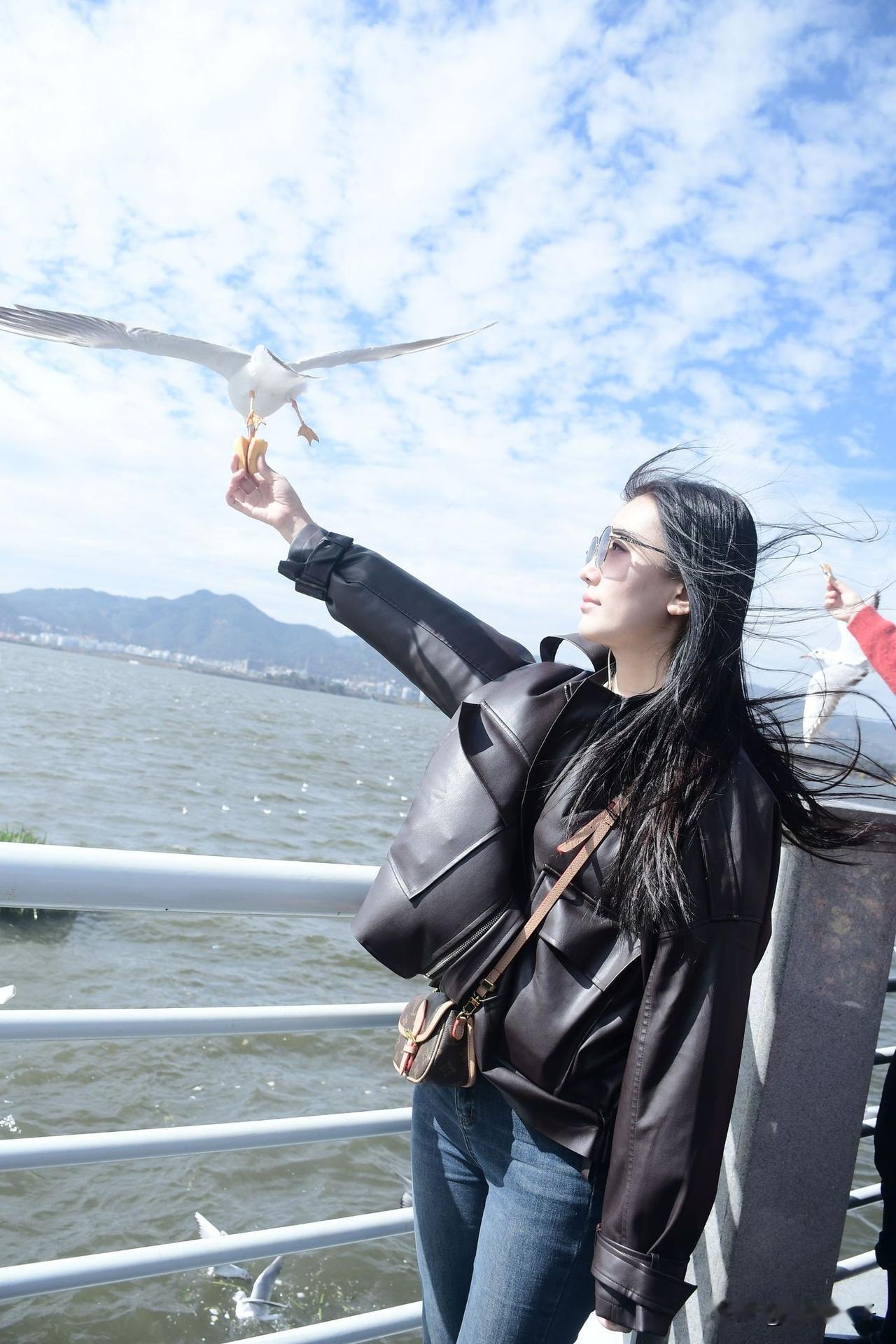 人生不要急急忙忙的向前走，必要时回头看看自己走过的路。时尚穿搭