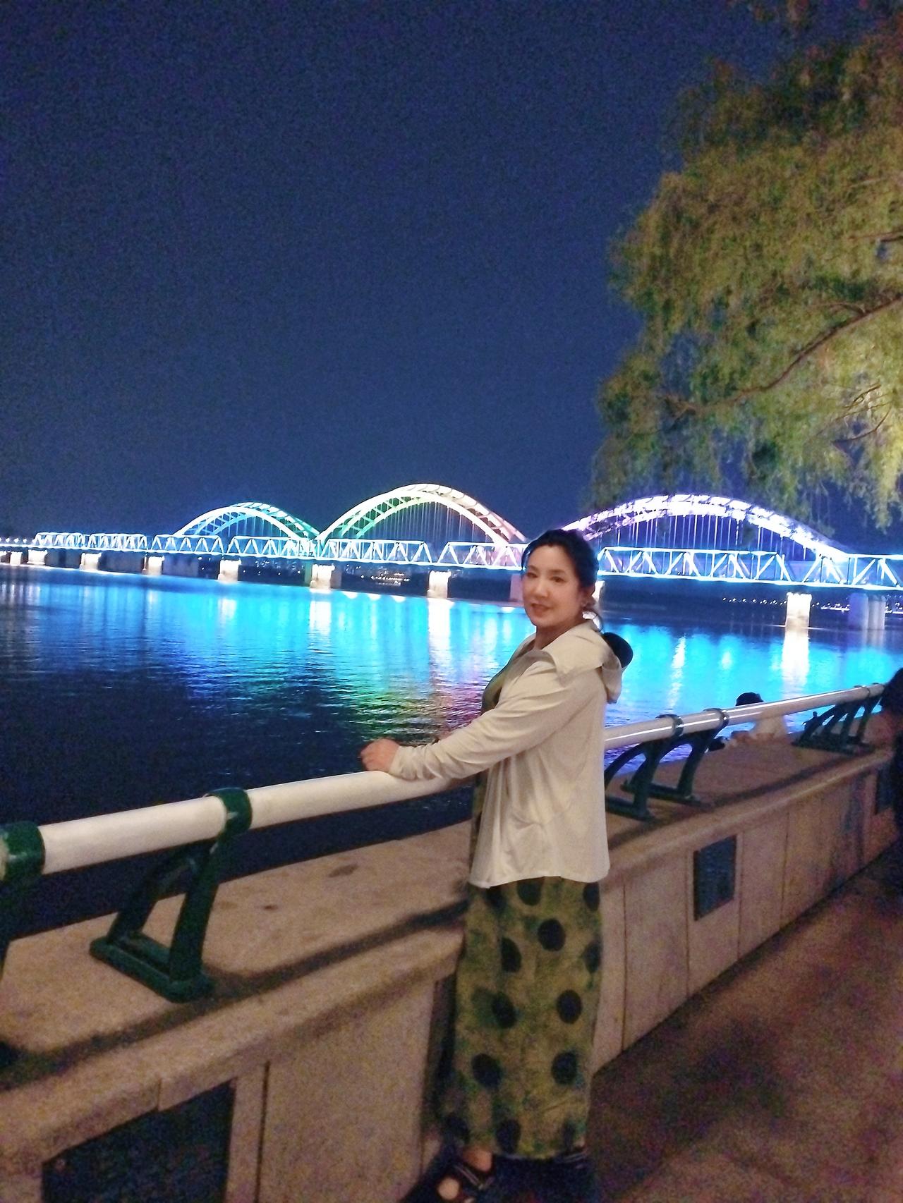 夜游松花江铁路大桥（网红桥）
 
江畔华灯映碧流，红旗猎猎晚风柔。
铁桥漫步观星