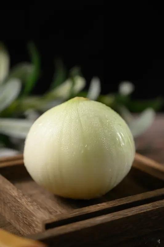 葱白大蒜水，换季防流感超管用
每到降温、流感高发期，总容易嗓子发紧、浑身发沉。准