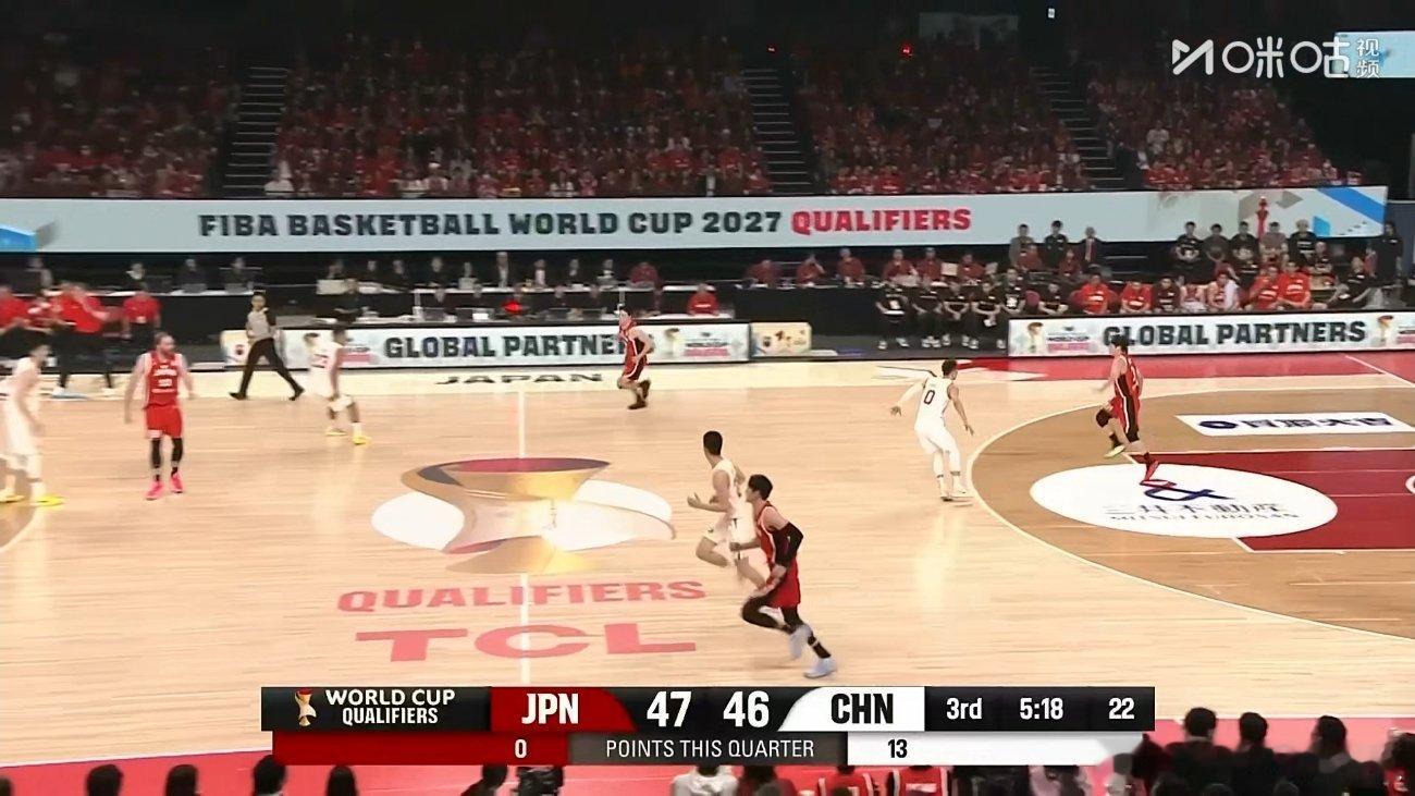 胡金秋再造犯规！中国男篮追到1分，单节轰出13-0🔥中国男篮vs日本男篮