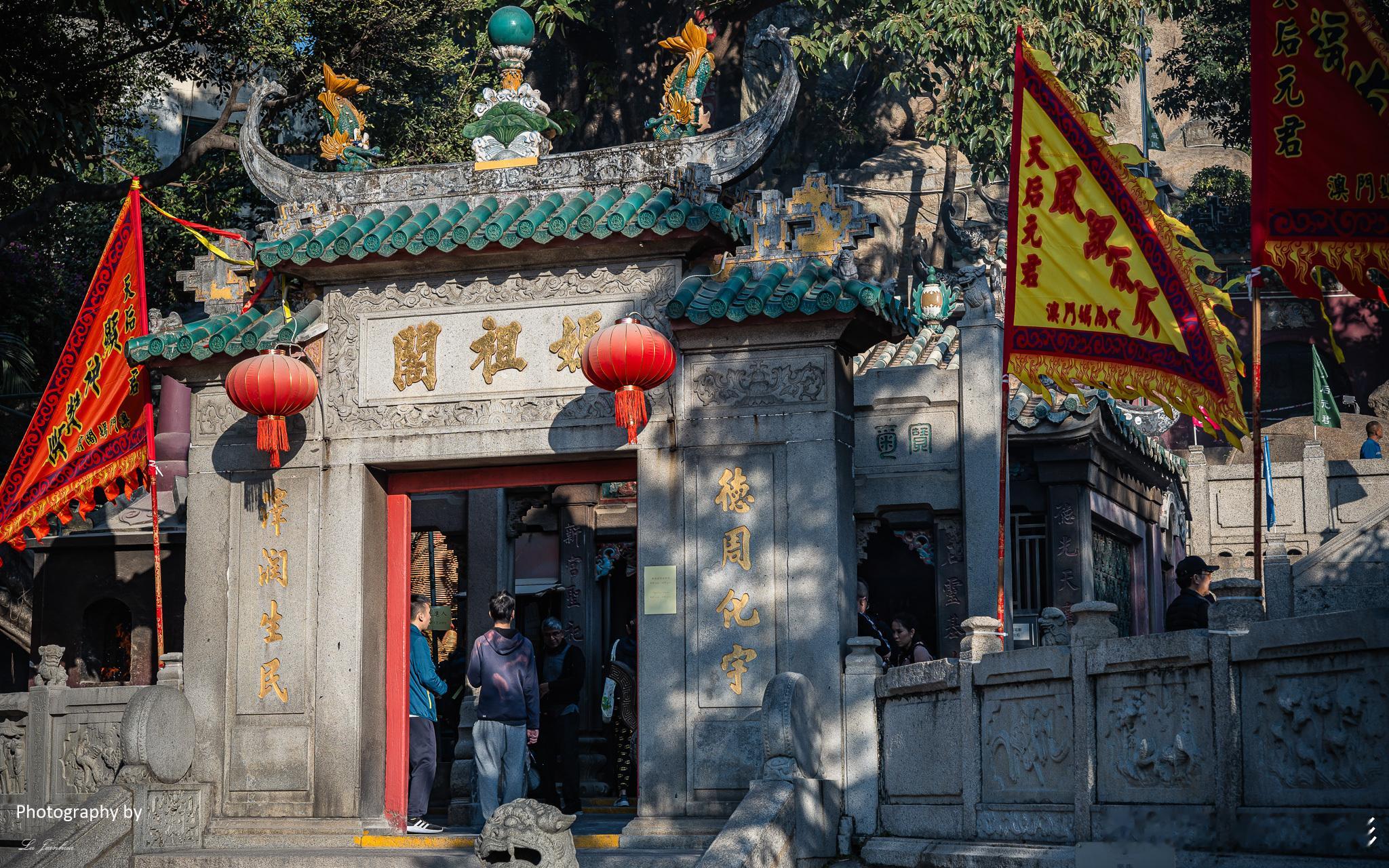 澳门妈阁庙，又名妈祖阁，它位于澳门半岛的西端临海处，庙内供奉着被渔民称之为“海神