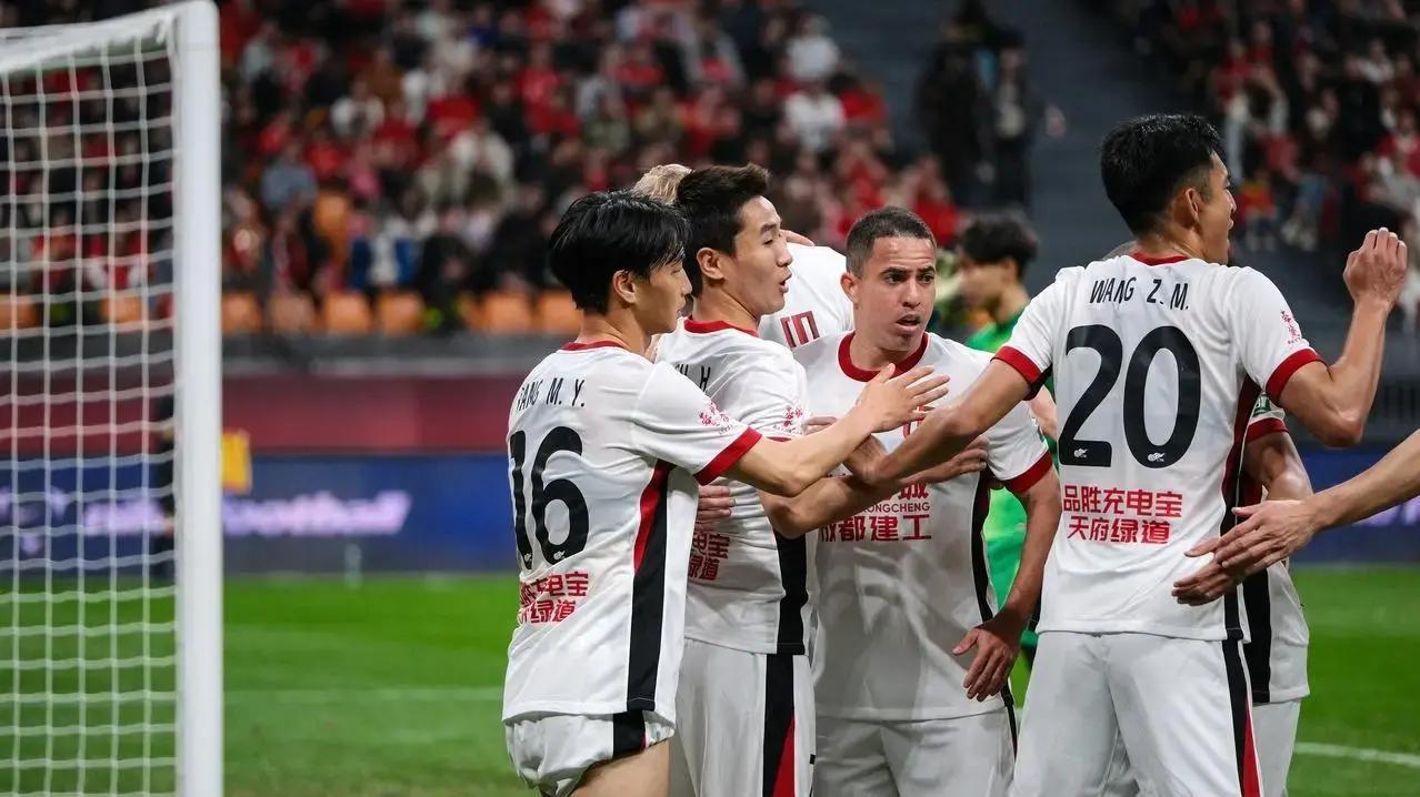 重庆龙兴足球场，川渝德比上演惊天逆转：升班马重庆铜梁龙0-2落后蓉城，下半场12