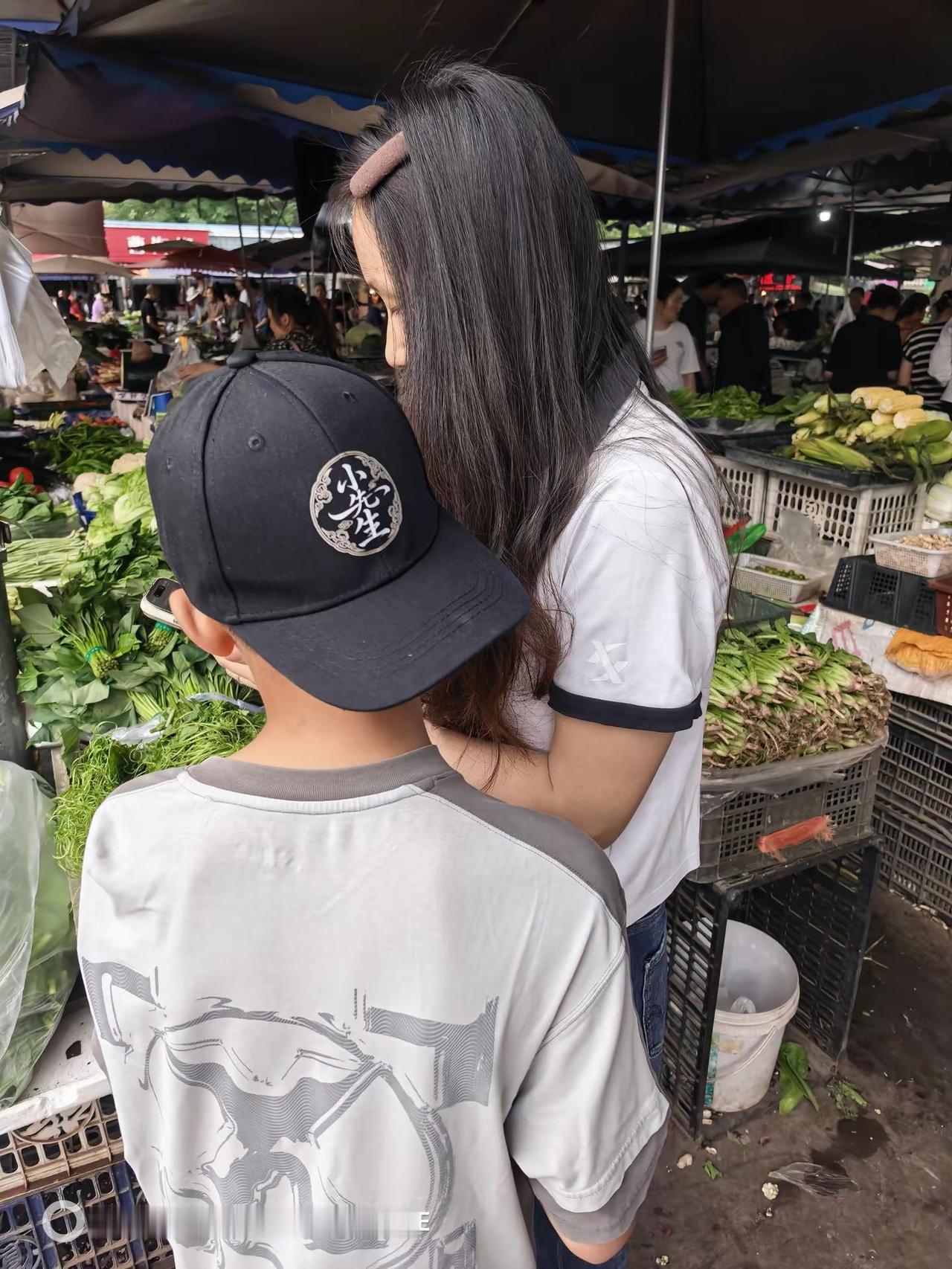 檐下晴光覆菜香，一肩烟火伴儿郎。寻常巷陌皆诗意，岁岁温柔入浅光。也许这就是幸福的
